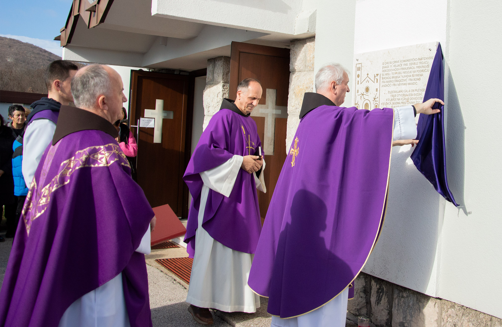 Izbično - blagoslov spomen ploče odvedeni i pogubljenim franjevcima