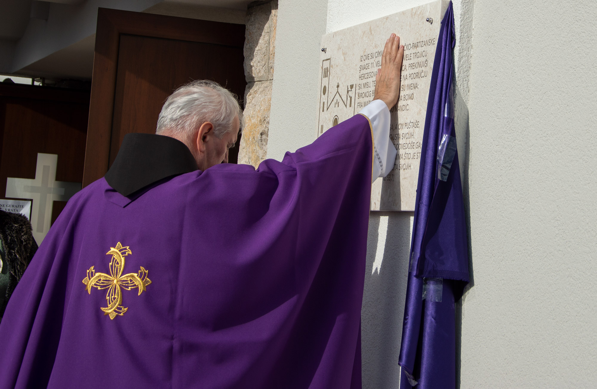 Izbično - blagoslov spomen ploče odvedeni i pogubljenim franjevcima