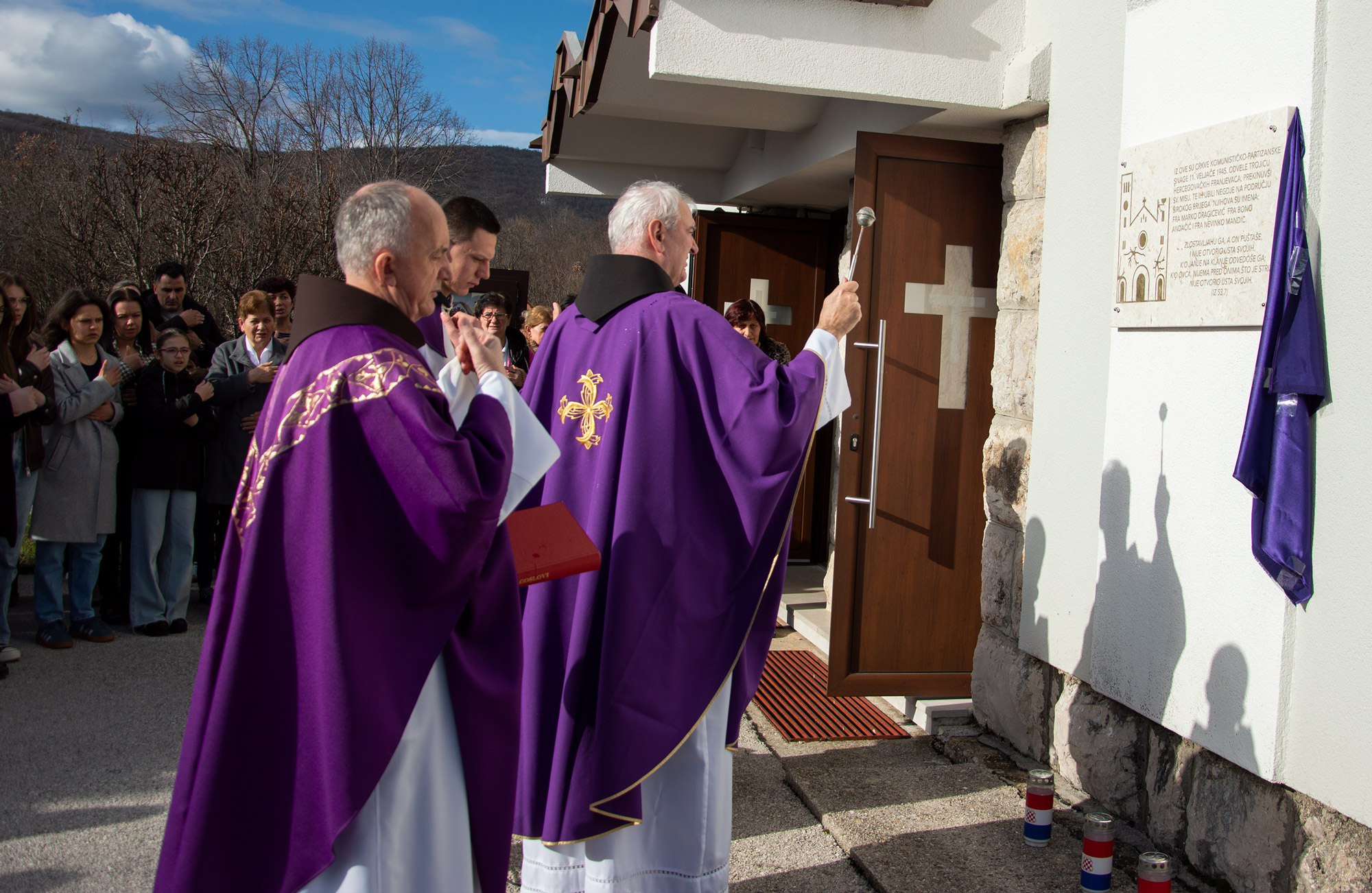Izbično - blagoslov spomen ploče odvedeni i pogubljenim franjevcima